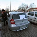 Jeżeli wsiadłaś do samochodu i zauważyłaś KARTKĘ na tylnej szybie – NIE WYSIADAJ!