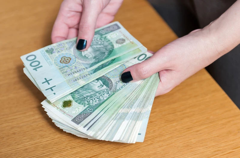 Przełomowa decyzja rządu: Każdy Polak otrzyma 4242 zł! A od lipca jeszcze więcej!