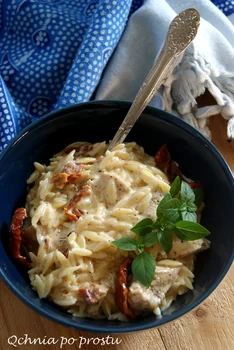 Makaron orzo z mascarpone, kurczakiem i suszonymi pomidorami