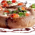 Faszerowane pieczarki w stylu Caprese.