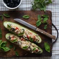 Zielone ogórki faszerowane tuńczykiem i kaszą bulgur