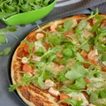 Pizza z krewetkami, pomidorami, mozzarellą, rukolą i pastą z awokado
