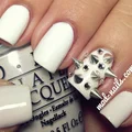Biały manicure z ćwiekami