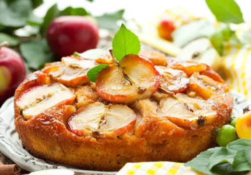Zapomnij o nudnej szarlotce! Odwrócona wersja z karmelizowanymi jabłkami to smak, który musisz poznać!