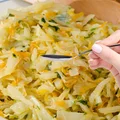 Dodaj ten jeden składnik do młodej kapustki! Prosta czynność zagwarantuje idealny smak