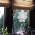 serwetki jako gwiazdkowe śnieżynki w oknach