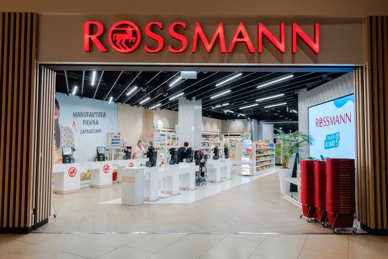 Rossmann rezygnuje ze sprzedaży napojów! Wszystko przez system kaucyjny