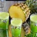 Tropikalny zielony koktajl z ananasem