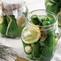 Dodaj TEN nietypowy składnik do ogórków! Ten SMAK zaskoczy i zachwyci Twoich gości.