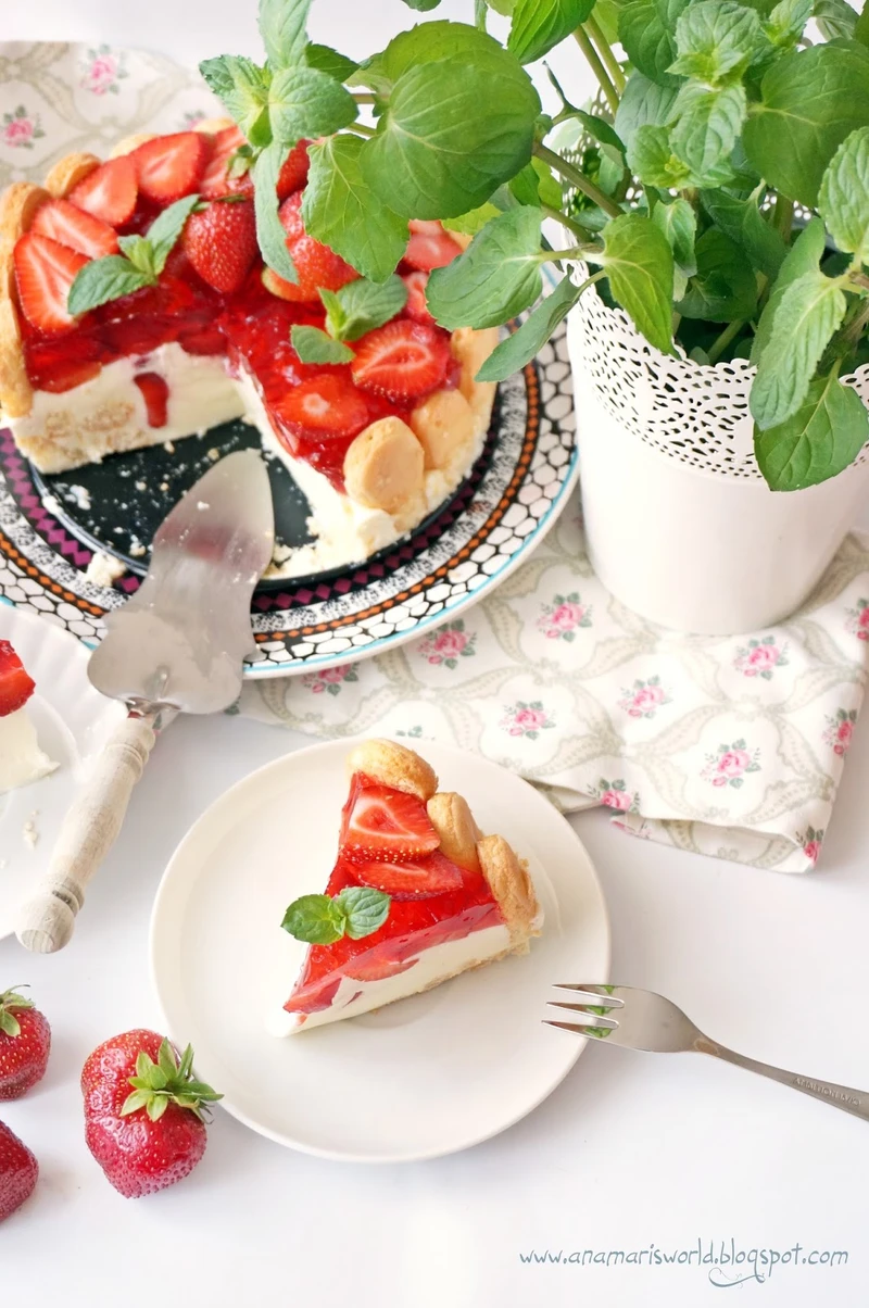 Prosty tort jogurtowy z truskawkami (bez pieczenia)