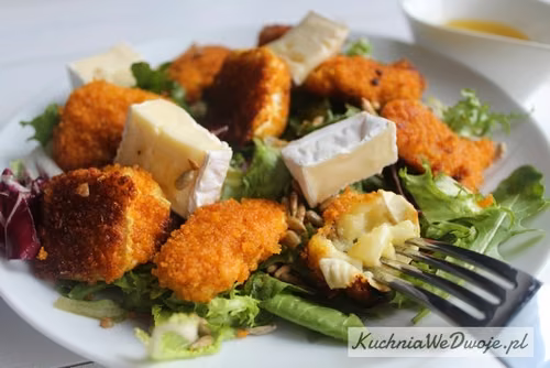 Sałatka z panierowanym kurczakiem i serem camembert