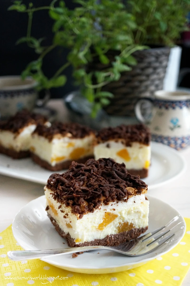 Sernik o smaku bananowym z brzoskwiniami