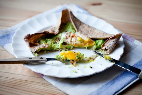 GRYCZANE NALEŚNIKI Z AVOCADO I JAJKIEM