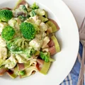 Kokardki (farfalle) z piersią kurczaka, serem Gorgonzola i brokułami