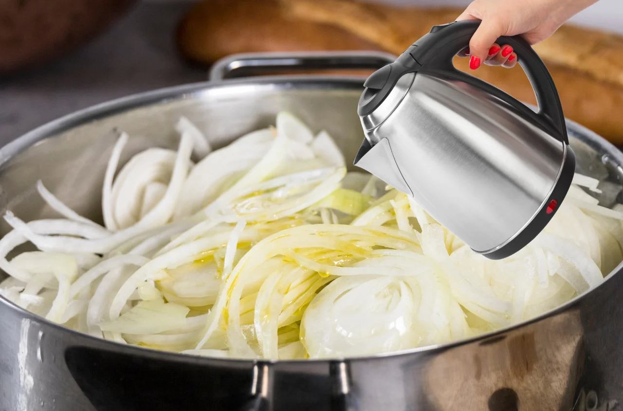 Zalej cebulę wrzątkiem przed smażeniem! Tego się nie spodziewasz