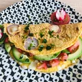 Omlet ze smażonymi rzodkiewkami i mozarellą