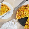 Tarta z ciasta francuskiego z boczkiem, kalafiorem i fasolką szparagową