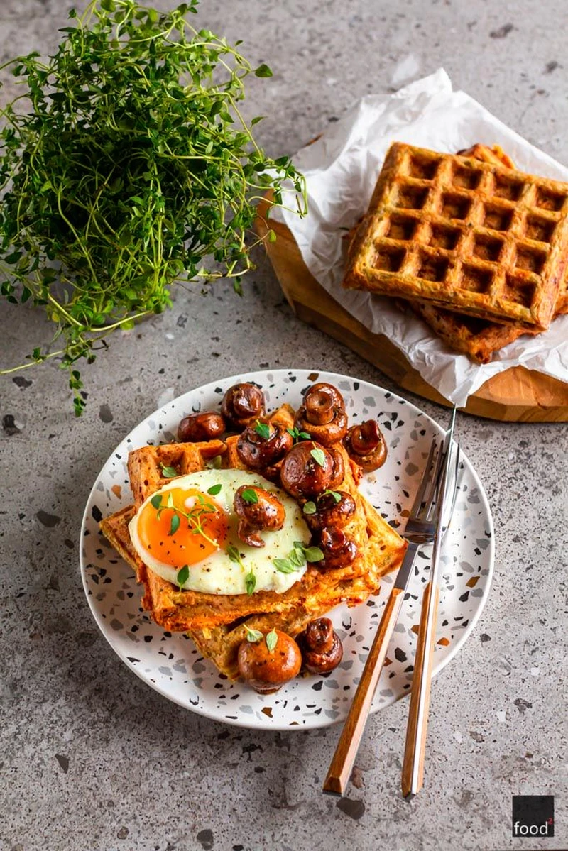Gofry ziemniaczane z pieczarkami jajkiem sadzonym - food²