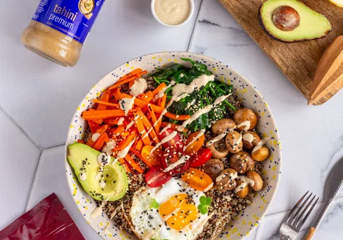 Bowl z quinoa, warzywami, jajkiem sadzonym i sosem tahini