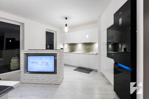Biała kuchnia z funkcjonalną wyspą