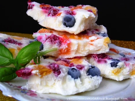 Mrożony jogurt z owocami lata