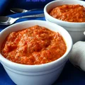 Sos do przekąsek z pieczonej papryki i fety