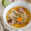 Pikantna laksa z klopsikami