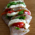 Kurczak faszerowany mozzarellą, pomidorami i bazylią