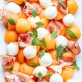 Letnia sałatka z melonem i prosciutto (6 składników)