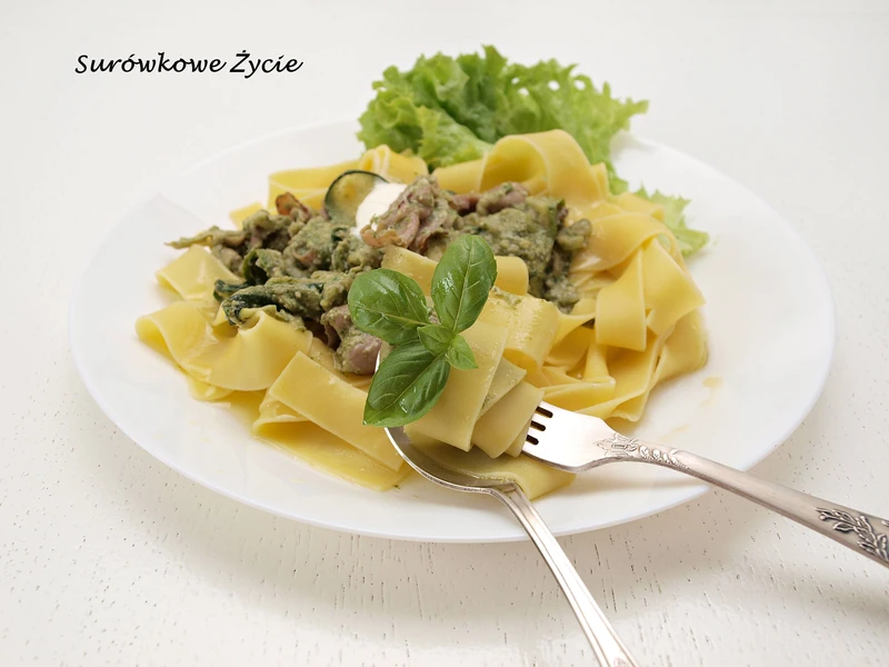 Makaron pappardelle z cukinią, szynką parmeńską i zielonym pesto
