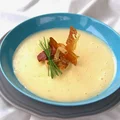 Zupa czosnkowa z nutą sezamu serwowana z chipsami szwarcwaldzkimi