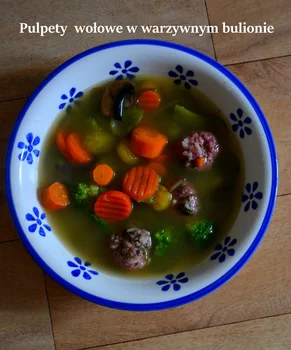 Pulpety wołowe w warzywnym bulionie