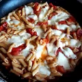 Szybki obiad, czyli makaron z ciecierzycy z pomidorami i mozzarellą