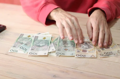 Od 1 lipca 1000 złotych więcej do pensji! Rada Ministrów zdecydowała o dodatku dla TYCH pracowników