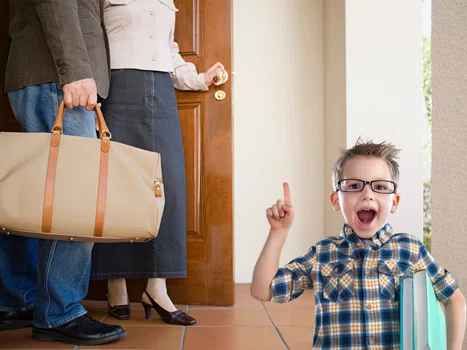 W jakim wieku dziecko może zostać samo w domu? Co na to psychologowie?