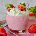 Jogurtowo-truskawkowe ptasie mleczko to deser, który pokochasz! Idealnie sprawdzi się w upalne dni