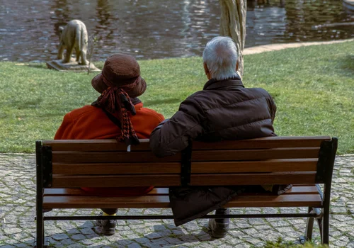 Uwaga! ZUS może pomniejszyć lub zawiesić emeryturę! Od 1 grudnia nowe  zasady dla seniorów