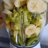 Smoothie z owocami, kiełkami i sałatą