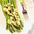 Szparagi z masłem i bułką tartą