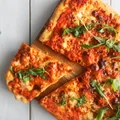 Pizza margherita na spodzie orkiszowym