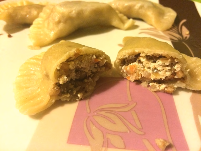 Pierogi z kaszą gryczaną, białym serem i grzybami