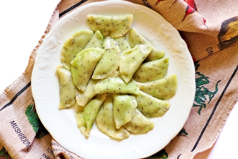 Wegańskie pierogi z jarmużem.