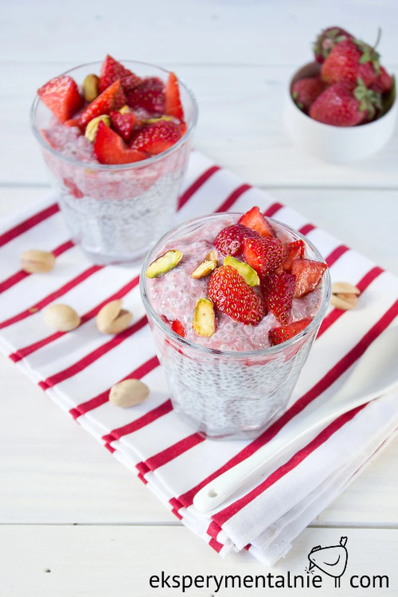 Pudding z chia z truskawkami i pistacjami