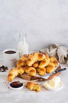 Śniadaniowe maślane croissanty