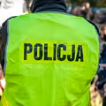2-latka zamknięta w samochodzie na noc! Była całkiem sama. Do akcji wkroczyły wszystkie służby