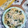 Makaron ze szpinakiem, orzechami i grana padano