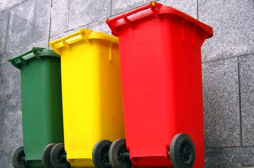Nowe zasady segregacji odpadów! Czerwone kosze na śmieci zalewają polskie miasta i zaskoczyły mieszkańców