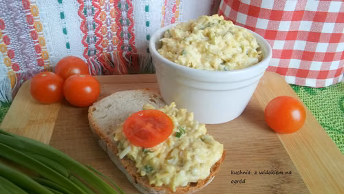 Pasta z sera żółtego z jajkiem i cebulką. Pasta serowa.