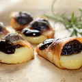 Ziemniaki pieczone z wędzoną śliwką, otulone boczkiem