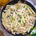 Makaron w sosie śmietanowym z szynką, papryką i pieczarkami